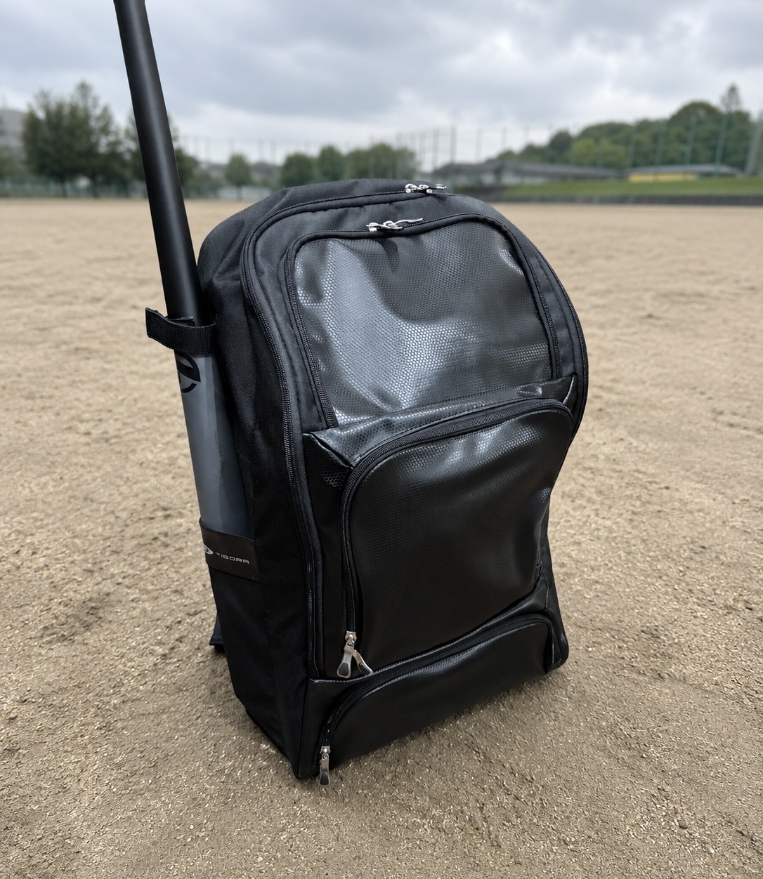 TIGORA(ティゴラ)野球バックパック46Lの全体。グラウンドにバットを差して自立させた状態