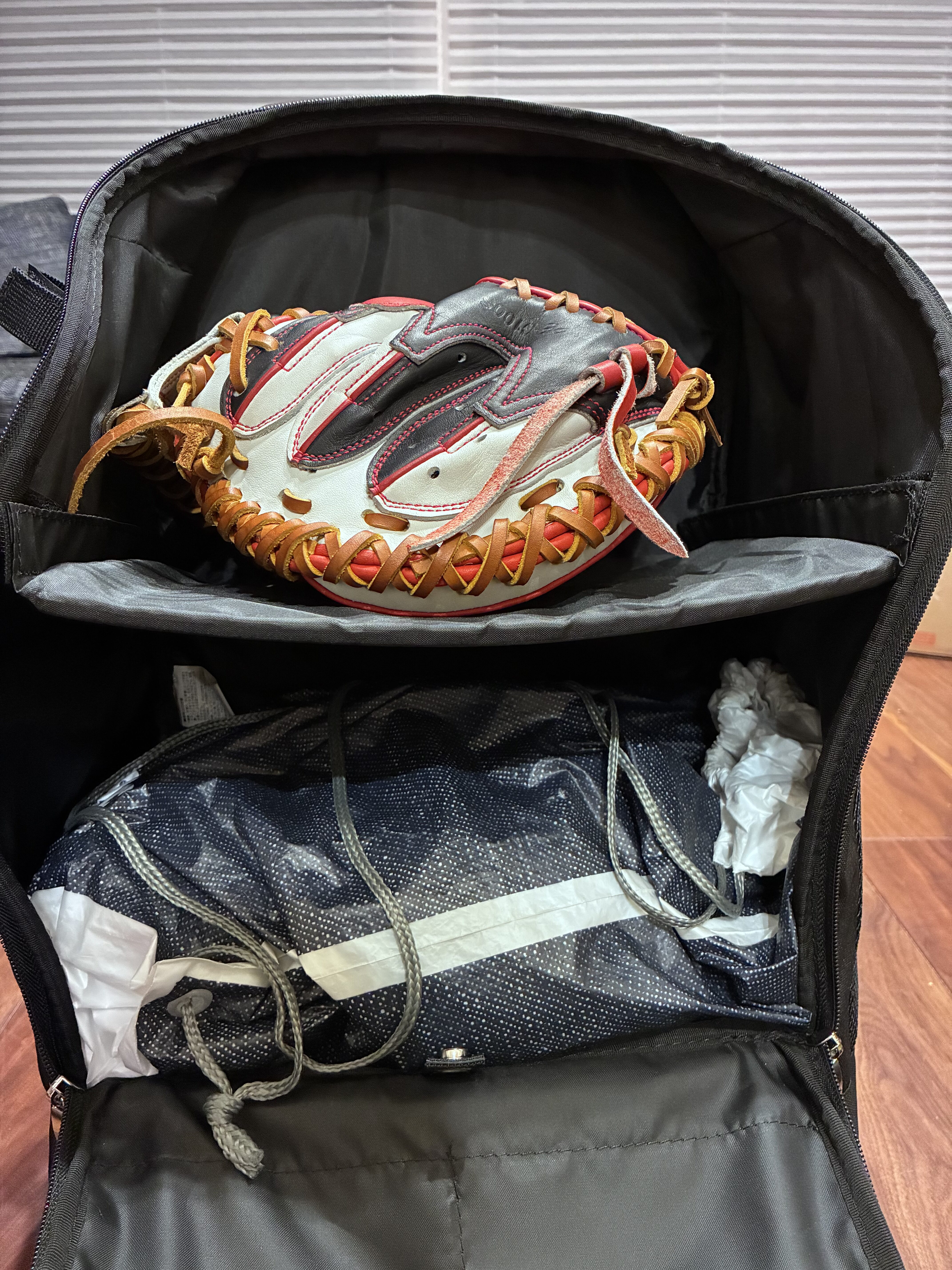 TIGORA野球バックパック46Lの上段にキャッチャーミットを収納したところ