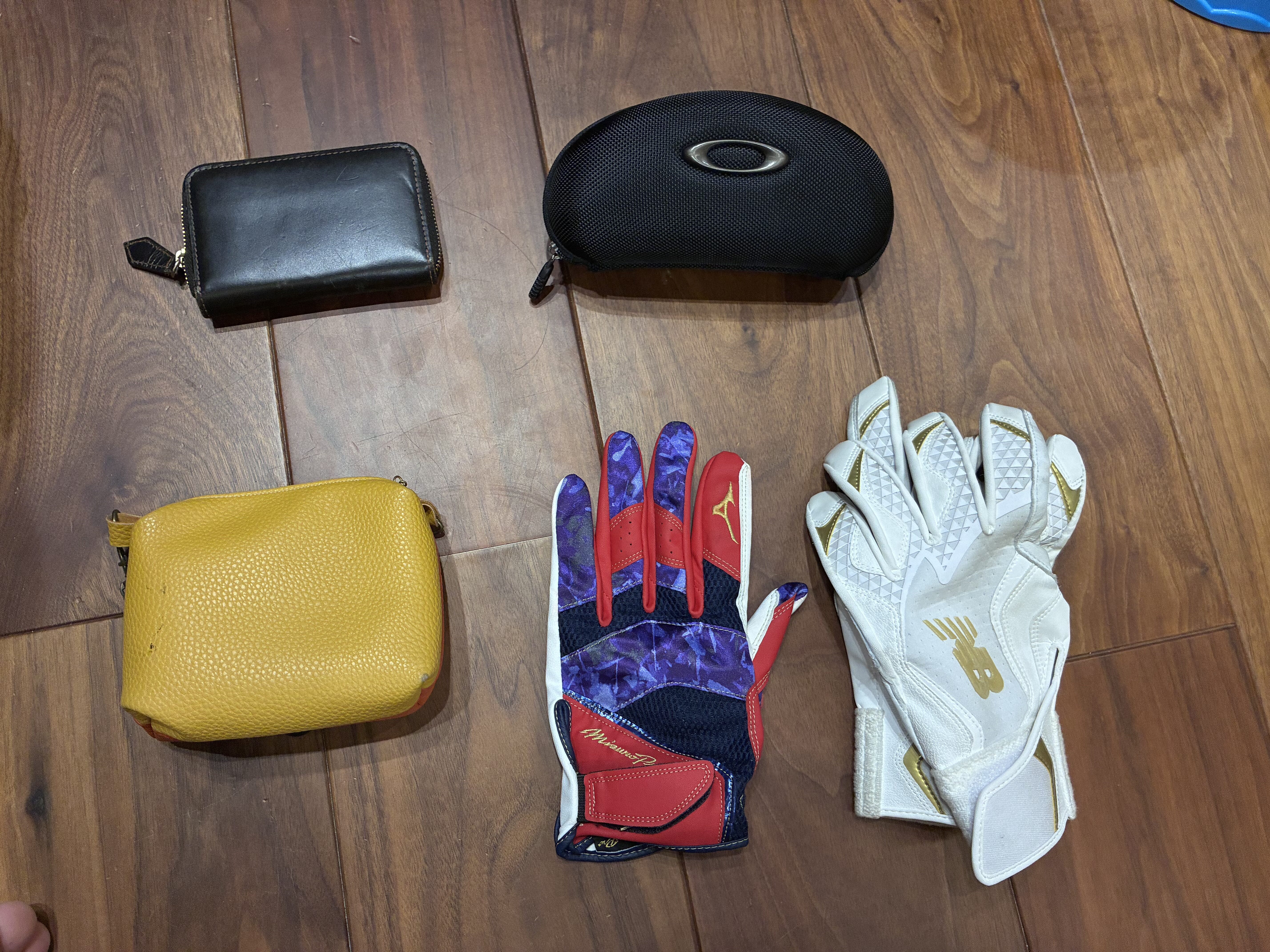 バッグに入れる小物（財布・サングラス・バッティンググローブ・鍵ポーチ）