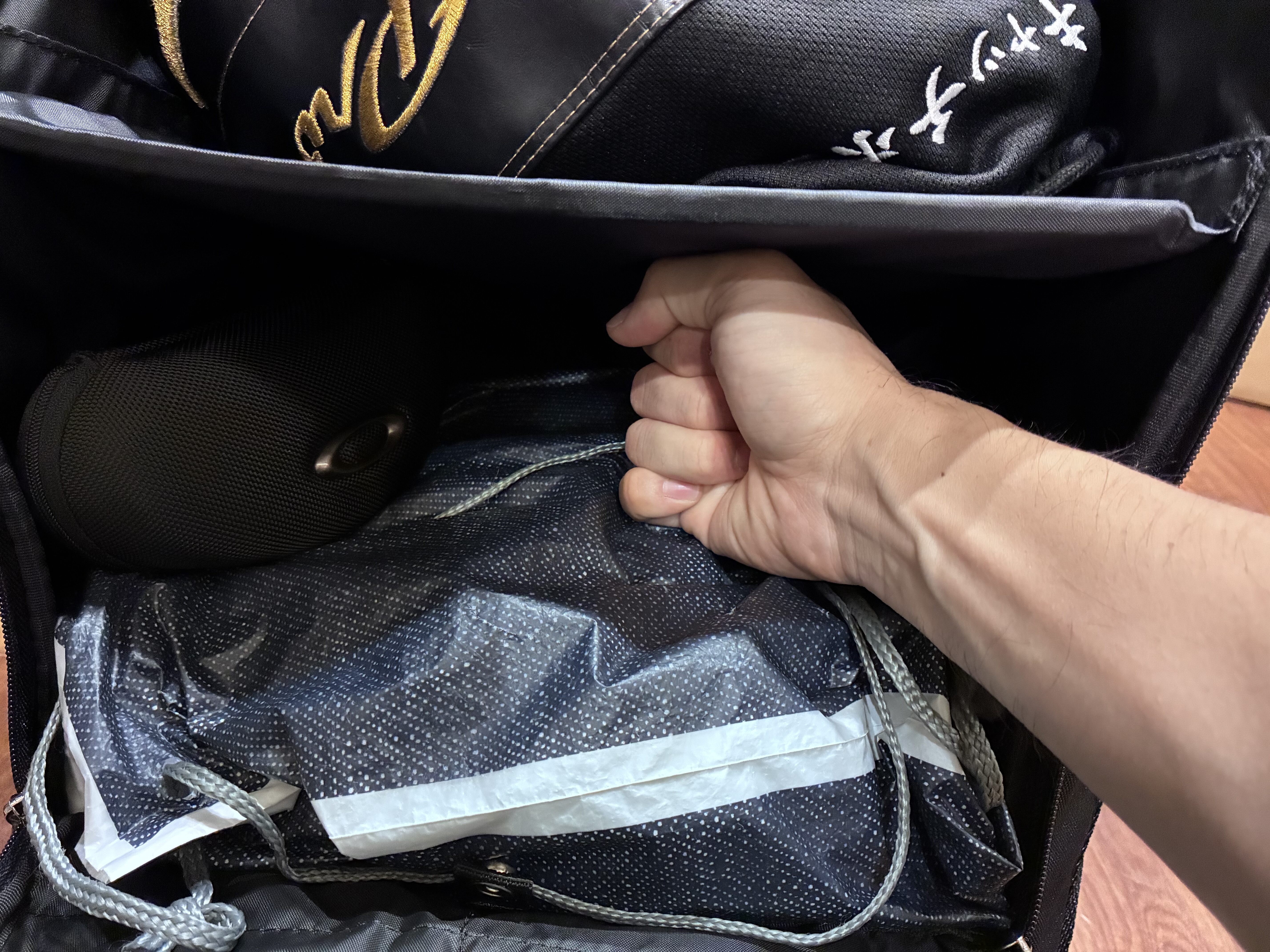 ユニフォームを入れても拳1個分の余裕があるTIGORA野球バックパック46L