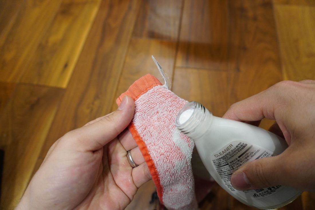布にクリーナーを取る
